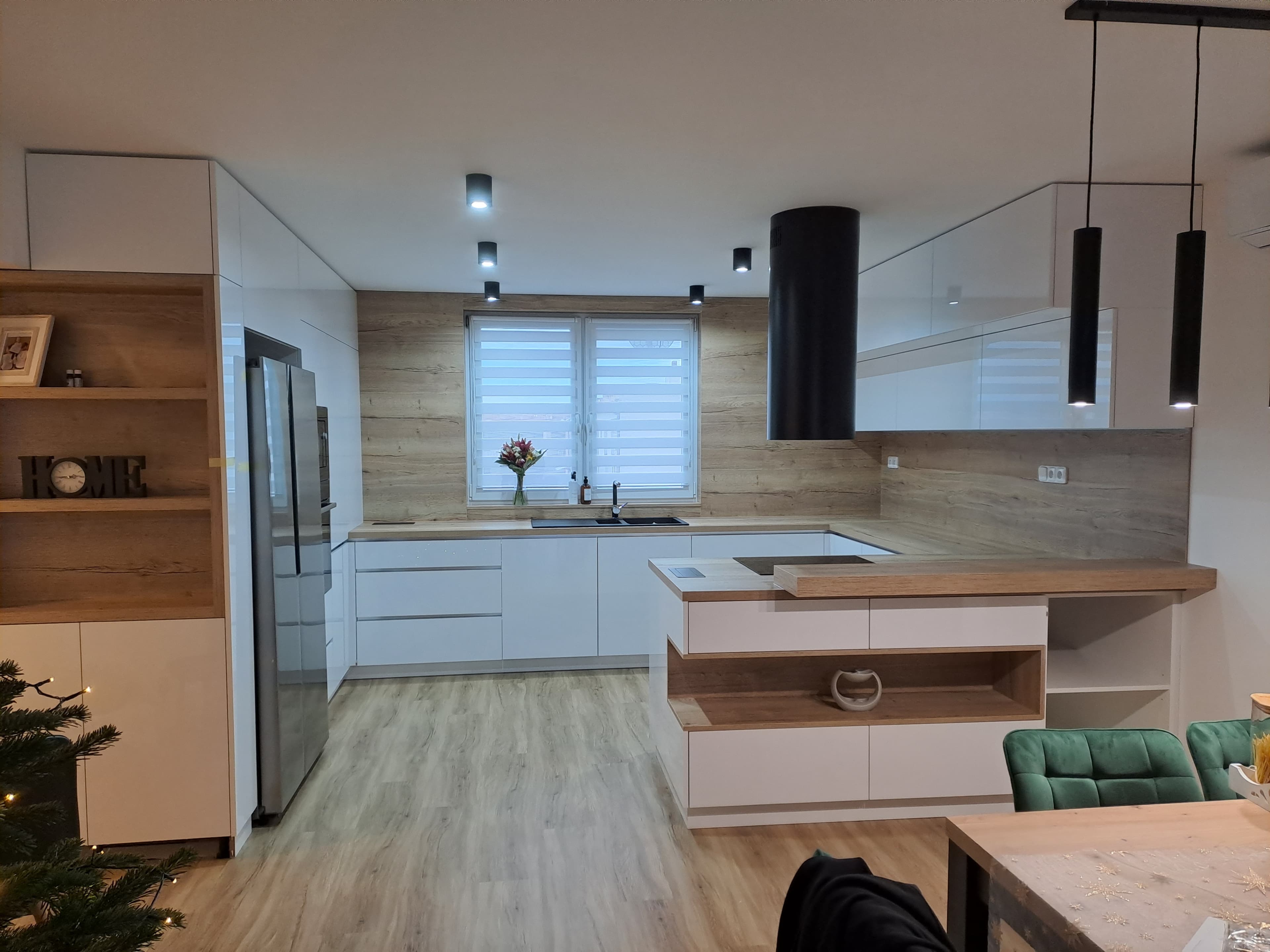 Moderní bílá lesklá kuchyně na míru s dřevodekorem a černými doplňky, truhlářství Dubňany